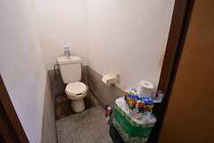 トイレの様子。トイレは1Fに2室設置されています。(2017-03-07,共用部,TOILET,1F)