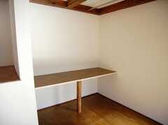 専有部の様子3。作りつけの机。（204号室）(2007-01-25,専有部,ROOM,2F)