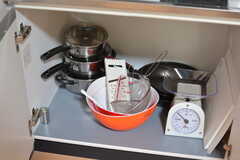 鍋やキッチンツールはコンロ下に収納されています。(2020-11-05,共用部,KITCHEN,2F)
