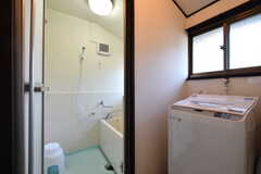 脱衣室の様子。洗濯機が設置されています。(2020-11-05,共用部,BATH,2F)