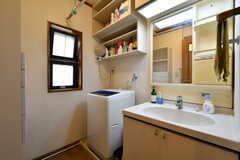 脱衣室の様子。洗面台と洗濯機が設置されています。(2022-10-11,共用部,BATH,2F)