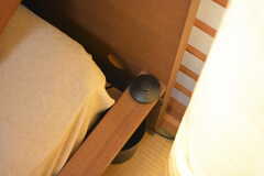 枕元に照明のスイッチがあります。（103号室）(2022-10-11,専有部,ROOM,1F)