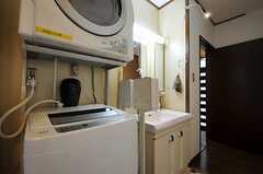 洗濯機と乾燥機の様子。(2012-03-04,共用部,LAUNDRY,1F)