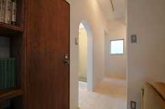 廊下の様子。木のドアの先がトイレ、アーチの奥がバスルームです。(2013-11-11,共用部,OTHER,2F)