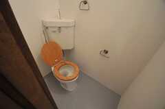 トイレの様子。便座とフタは木製です。(2013-11-11,共用部,TOILET,2F)