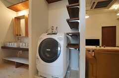 洗濯機は乾燥機能付きです。(2013-11-11,共用部,LAUNDRY,2F)
