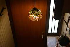 玄関の上にはアンティーク風のランプが吊り下げられています。(2016-04-20,共用部,OTHER,1F)