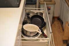フライパンや鍋類はヒーター下に収納されています。(2022-02-09,共用部,KITCHEN,1F)