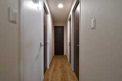 廊下の様子。左手前がトイレ、その他のドアは専有部です。(2022-02-09,共用部,OTHER,1F)