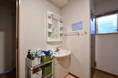 廊下に設置された洗面台。右手にはトイレがあります。(2022-02-09,共用部,WASHSTAND,1F)