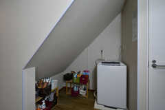 廊下に設置された洗濯機。(2022-02-09,共用部,LAUNDRY,2F)