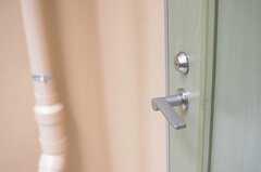玄関ドアのハンドルはオーソドックスなタイプ。(2013-10-23,周辺環境,ENTRANCE,1F)
