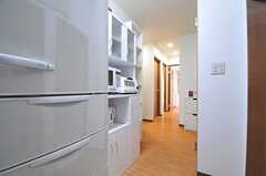 冷蔵庫の隣には食器棚が設けられています。(2013-10-23,共用部,KITCHEN,1F)
