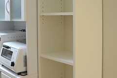 部屋ごとに使用できる収納棚が用意されています。(2013-10-23,共用部,KITCHEN,1F)