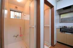 手前がシャワールームです。隣のドアは、洗面室です。(2013-10-23,共用部,BATH,1F)