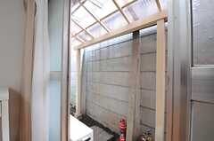 窓の外は屋根付きです。（101号室）(2013-10-23,専有部,ROOM,1F)
