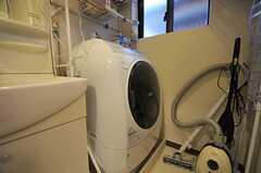 洗濯乾燥機の様子。(2012-01-24,共用部,LAUNDRY,1F)