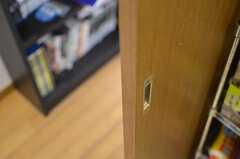 脱衣室のドアは引き戸です。鍵はありません。(2012-01-24,共用部,OTHER,1F)