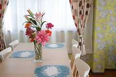 ダイニングテーブルには花が飾られていました。(2014-12-19,共用部,LIVINGROOM,2F)
