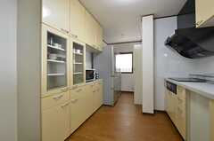 キッチンの対面に食器棚があります。(2014-12-19,共用部,KITCHEN,2F)