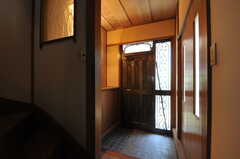 内部から見た玄関周辺の様子。右手に101号室があります。(2012-07-09,周辺環境,ENTRANCE,1F)