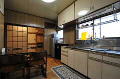 ダイニング・キッチンの様子2。ガラスの引き戸の奥に居間があります。(2012-07-09,共用部,LIVINGROOM,1F)