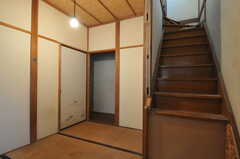 専有部の様子3。室内に階段が付いていますが、2階部分はふさがっているので立体的な収納スペースとして使う感じかと。（102号室）(2012-07-09,専有部,ROOM,1F)