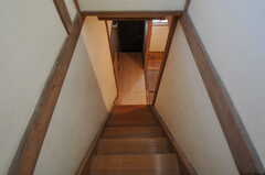 上から見た階段の様子。（102号室）(2012-07-09,専有部,ROOM,2F)