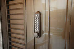 玄関の鍵はナンバー式ロック。(2008-10-14,共用部,OTHER,1F)