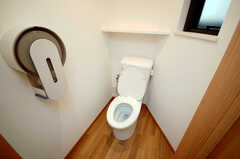 トイレの様子。ジャンボロールを採用。(2008-10-14,共用部,TOILET,1F)