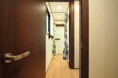 奥にシャワールームが2室あります。(2011-10-31,共用部,OTHER,1F)