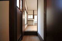 階段を上がると、正面に201号室があります。(2011-10-31,共用部,OTHER,2F)