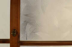 木製のサッシでガラスには松葉。（203号室）(2011-10-31,専有部,ROOM,2F)