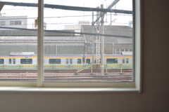 窓からは線路が見えます。(2020-09-18,共用部,LIVINGROOM,3F)