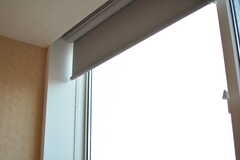 窓はロールスクリーン付き。（206号室）(2020-09-18,専有部,ROOM,2F)