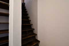 階段の様子。昔の家ならではの傾斜です。(2021-11-12,共用部,OTHER,1F)