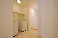 廊下には洗濯機が設置されています。(2014-03-10,共用部,LAUNDRY,2F)