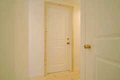 ドアも周りの木枠も可愛いです。(2014-03-10,共用部,TOILET,2F)