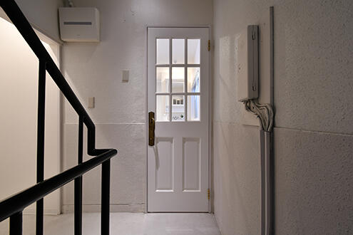 クラシカルなデザインのドア。ドアの先が専有部のある廊下に続いています。|2F その他