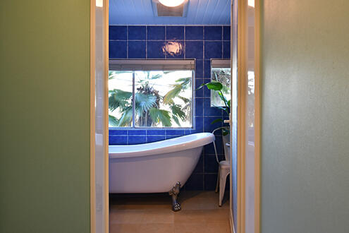 バスルームの様子。青いタイルが素敵です。|2F 浴室