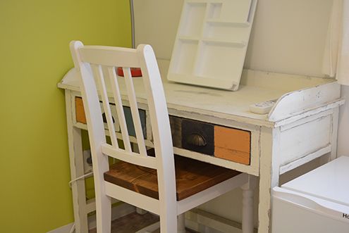 デスクはシャビーシックなデザイン。（206号室）|2F 部屋