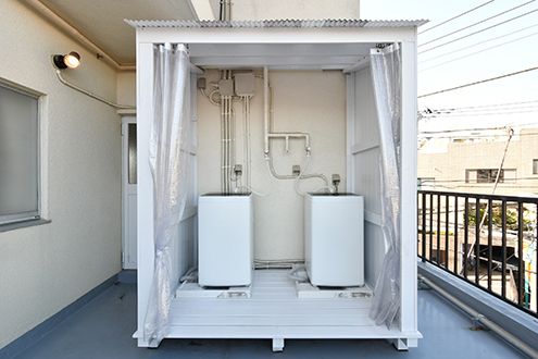 洗濯機は小さな小屋の中に。雨風を防ぐため、ビニールカーテン付きです。|3F ランドリー