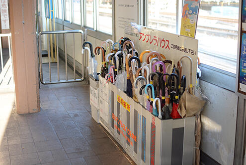 西武新宿線・沼袋駅では傘の無料貸し出しをしています。|1F 周辺環境