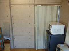 専有部の様子3。カーテンを閉めると生活感溢れるキッチンが隔離されます。（201号室）(2008-02-27,専有部,ROOM,2F)