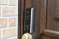 玄関の鍵はナンバー式のオートロック。(2021-12-14,周辺環境,ENTRANCE,1F)
