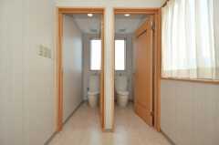 トイレも2室並んでいます。(2010-02-04,共用部,TOILET,2F)