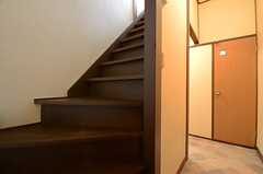 こちらの階段の先は、201号室があります。(2015-03-17,共用部,OTHER,1F)