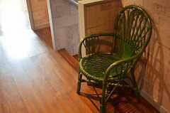廊下に置かれた椅子。(2011-07-20,共用部,OTHER,2F)