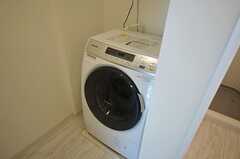 ドラム式の洗濯乾燥機の様子。(2012-09-10,共用部,LAUNDRY,2F)