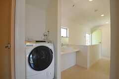 女性専用のドラム式の洗濯乾燥機。階段を上がった正面にシャワールームがあります。(2012-09-10,共用部,LAUNDRY,3F)
